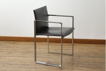 中古　美品!!　Cassina(カッシーナ)　184EVE(イヴ)　洗練されたモダンデザインが目を引くアームチェア(ダイニングチェア、椅子、イス)(定価約30万円)(R-068578)