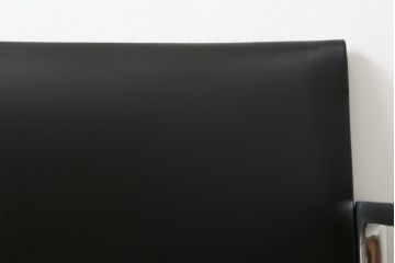 中古　美品!!　Cassina(カッシーナ)　184EVE(イヴ)　洗練されたモダンデザインが目を引くアームチェア(ダイニングチェア、椅子、イス)(定価約30万円)(R-068578)