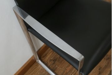 中古　美品!!　Cassina(カッシーナ)　184EVE(イヴ)　洗練されたモダンデザインが目を引くアームチェア(ダイニングチェア、椅子、イス)(定価約30万円)(R-068578)