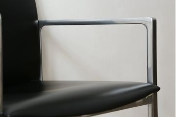 中古　美品!!　Cassina(カッシーナ)　184EVE(イヴ)　洗練されたモダンデザインが目を引くアームチェア(ダイニングチェア、椅子、イス)(定価約30万円)(R-068578)