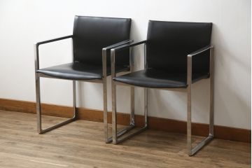 中古　美品!!　Cassina(カッシーナ)　184EVE(イヴ)　洗練されたモダンデザインが目を引くアームチェア2脚セット(ダイニングチェア、椅子、イス)(定価2脚で約60万円)(R-068579)