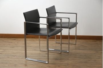 中古　美品!!　Cassina(カッシーナ)　184EVE(イヴ)　洗練されたモダンデザインが目を引くアームチェア2脚セット(ダイニングチェア、椅子、イス)(定価2脚で約60万円)(R-068579)
