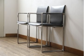 中古　美品!!　Cassina(カッシーナ)　184EVE(イヴ)　洗練されたモダンデザインが目を引くアームチェア2脚セット(ダイニングチェア、椅子、イス)(定価2脚で約60万円)(R-068579)