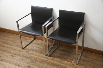 中古　美品!!　Cassina(カッシーナ)　184EVE(イヴ)　洗練されたモダンデザインが目を引くアームチェア2脚セット(ダイニングチェア、椅子、イス)(定価2脚で約60万円)(R-068579)