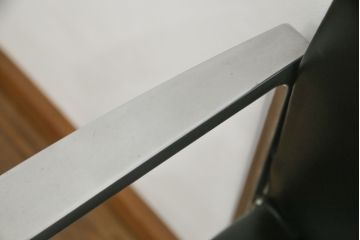 中古　美品!!　Cassina(カッシーナ)　184EVE(イヴ)　洗練されたモダンデザインが目を引くアームチェア2脚セット(ダイニングチェア、椅子、イス)(定価2脚で約60万円)(R-068579)