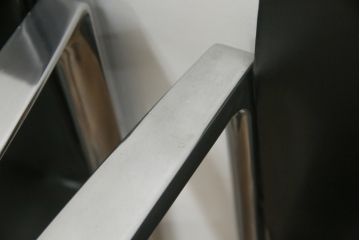 中古　美品!!　Cassina(カッシーナ)　184EVE(イヴ)　洗練されたモダンデザインが目を引くアームチェア2脚セット(ダイニングチェア、椅子、イス)(定価2脚で約60万円)(R-068579)