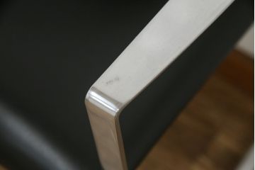中古　美品!!　Cassina(カッシーナ)　184EVE(イヴ)　洗練されたモダンデザインが目を引くアームチェア2脚セット(ダイニングチェア、椅子、イス)(定価2脚で約60万円)(R-068579)