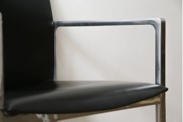 中古　美品!!　Cassina(カッシーナ)　184EVE(イヴ)　洗練されたモダンデザインが目を引くアームチェア2脚セット(ダイニングチェア、椅子、イス)(定価2脚で約60万円)(R-068579)