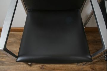 中古　美品!!　Cassina(カッシーナ)　184EVE(イヴ)　洗練されたモダンデザインが目を引くアームチェア2脚セット(ダイニングチェア、椅子、イス)(定価2脚で約60万円)(R-068579)