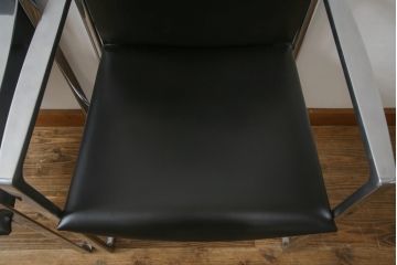 中古　美品!!　Cassina(カッシーナ)　184EVE(イヴ)　洗練されたモダンデザインが目を引くアームチェア2脚セット(ダイニングチェア、椅子、イス)(定価2脚で約60万円)(R-068579)