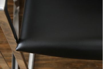 中古　美品!!　Cassina(カッシーナ)　184EVE(イヴ)　洗練されたモダンデザインが目を引くアームチェア2脚セット(ダイニングチェア、椅子、イス)(定価2脚で約60万円)(R-068579)