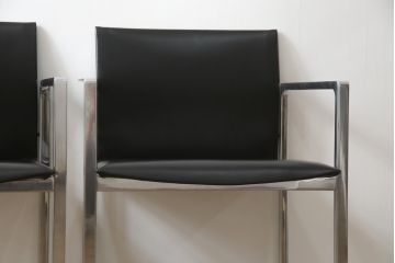 中古　美品!!　Cassina(カッシーナ)　184EVE(イヴ)　洗練されたモダンデザインが目を引くアームチェア2脚セット(ダイニングチェア、椅子、イス)(定価2脚で約60万円)(R-068579)