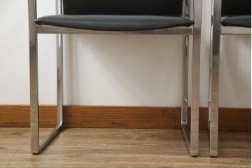中古　美品!!　Cassina(カッシーナ)　184EVE(イヴ)　洗練されたモダンデザインが目を引くアームチェア2脚セット(ダイニングチェア、椅子、イス)(定価2脚で約60万円)(R-068579)