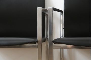 中古　美品!!　Cassina(カッシーナ)　184EVE(イヴ)　洗練されたモダンデザインが目を引くアームチェア2脚セット(ダイニングチェア、椅子、イス)(定価2脚で約60万円)(R-068579)