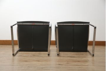 中古　美品!!　Cassina(カッシーナ)　184EVE(イヴ)　洗練されたモダンデザインが目を引くアームチェア2脚セット(ダイニングチェア、椅子、イス)(定価2脚で約60万円)(R-068579)