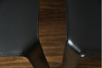 中古　Cassina(カッシーナ)　412　CAB(キャブ)　MARIO BELLINI(マリオベリーニ)　ブラック(黒)　シンプルモダンな空間づくりに活躍するアームレスチェア2脚セット(ダイニングチェア、椅子、イス)(定価2脚で約48万円)(R-068580)