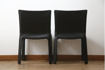 中古　Cassina(カッシーナ)　412　CAB(キャブ)　MARIO BELLINI(マリオベリーニ)　ブラック(黒)　シンプルモダンな空間づくりに活躍するアームレスチェア2脚セット(ダイニングチェア、椅子、イス)(定価2脚で約48万円)(R-068580)