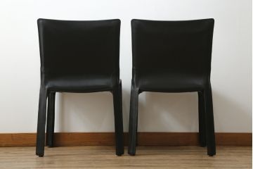 中古　Cassina(カッシーナ)　412　CAB(キャブ)　MARIO BELLINI(マリオベリーニ)　ブラック(黒)　シンプルモダンな空間づくりに活躍するアームレスチェア2脚セット(ダイニングチェア、椅子、イス)(定価2脚で約48万円)(R-068581)