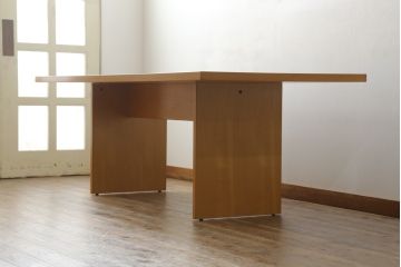 中古　イタリア　arflex(アルフレックス)　BONTE(ボンテ)　Cini Boeri(チニ・ボエリ)デザイン　シンプルながらスタイリッシュな佇まいが魅力の6人掛けダイニングテーブル(4人掛け、作業台、食卓)(定価約28万円)(R-068584)