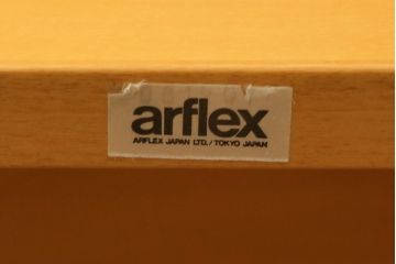 中古　イタリア　arflex(アルフレックス)　BONTE(ボンテ)　Cini Boeri(チニ・ボエリ)デザイン　シンプルながらスタイリッシュな佇まいが魅力の6人掛けダイニングテーブル(4人掛け、作業台、食卓)(定価約28万円)(R-068584)