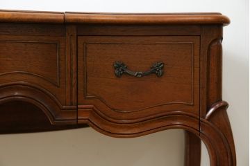 中古　DREXEL HERITAGE(ドレクセルヘリテイジ)　Touraine(ツーレイン)シリーズ　クラシックなデザインがステキなドレッサー(デスク、テーブル、机)(R-068587)