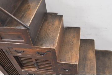 和製アンティーク　関西地方　檜(ヒノキ)材　欅(ケヤキ)材　和モダンな雰囲気を醸し出すデザインが素敵な二段重ね階段箪笥(時代箪笥、収納箪笥、和タンス)(R-068590)