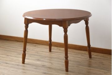 中古　横浜ダニエル(daniel)　アーリーアメリカンシリーズ　幕板と挽き物脚の凝ったデザインが目を惹く丸テーブル(ラウンドテーブル、2人掛け、ダイニングテーブル)(R-068592)