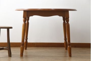 中古　横浜ダニエル(daniel)　アーリーアメリカンシリーズ　幕板と挽き物脚の凝ったデザインが目を惹く丸テーブル(ラウンドテーブル、2人掛け、ダイニングテーブル)(R-068592)