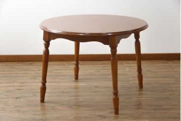 中古　横浜ダニエル(daniel)　アーリーアメリカンシリーズ　幕板と挽き物脚の凝ったデザインが目を惹く丸テーブル(ラウンドテーブル、2人掛け、ダイニングテーブル)(R-068592)