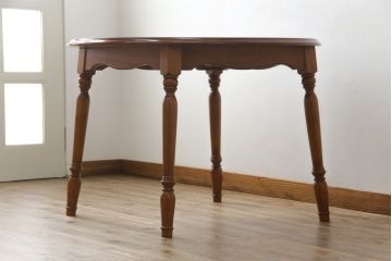 中古　横浜ダニエル(daniel)　アーリーアメリカンシリーズ　幕板と挽き物脚の凝ったデザインが目を惹く丸テーブル(ラウンドテーブル、2人掛け、ダイニングテーブル)(R-068592)
