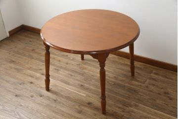 中古　横浜ダニエル(daniel)　アーリーアメリカンシリーズ　幕板と挽き物脚の凝ったデザインが目を惹く丸テーブル(ラウンドテーブル、2人掛け、ダイニングテーブル)(R-068592)