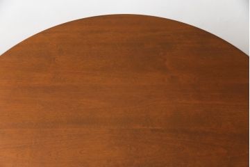 中古　横浜ダニエル(daniel)　アーリーアメリカンシリーズ　幕板と挽き物脚の凝ったデザインが目を惹く丸テーブル(ラウンドテーブル、2人掛け、ダイニングテーブル)(R-068592)