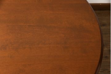中古　横浜ダニエル(daniel)　アーリーアメリカンシリーズ　幕板と挽き物脚の凝ったデザインが目を惹く丸テーブル(ラウンドテーブル、2人掛け、ダイニングテーブル)(R-068592)