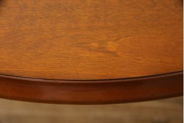 中古　横浜ダニエル(daniel)　アーリーアメリカンシリーズ　幕板と挽き物脚の凝ったデザインが目を惹く丸テーブル(ラウンドテーブル、2人掛け、ダイニングテーブル)(R-068592)