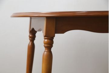 中古　横浜ダニエル(daniel)　アーリーアメリカンシリーズ　幕板と挽き物脚の凝ったデザインが目を惹く丸テーブル(ラウンドテーブル、2人掛け、ダイニングテーブル)(R-068592)