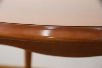 中古　横浜ダニエル(daniel)　アーリーアメリカンシリーズ　幕板と挽き物脚の凝ったデザインが目を惹く丸テーブル(ラウンドテーブル、2人掛け、ダイニングテーブル)(R-068592)