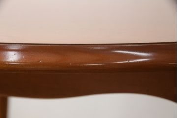 中古　横浜ダニエル(daniel)　アーリーアメリカンシリーズ　幕板と挽き物脚の凝ったデザインが目を惹く丸テーブル(ラウンドテーブル、2人掛け、ダイニングテーブル)(R-068592)