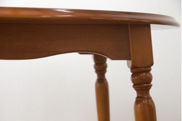 中古　横浜ダニエル(daniel)　アーリーアメリカンシリーズ　幕板と挽き物脚の凝ったデザインが目を惹く丸テーブル(ラウンドテーブル、2人掛け、ダイニングテーブル)(R-068592)