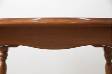 中古　横浜ダニエル(daniel)　アーリーアメリカンシリーズ　幕板と挽き物脚の凝ったデザインが目を惹く丸テーブル(ラウンドテーブル、2人掛け、ダイニングテーブル)(R-068592)