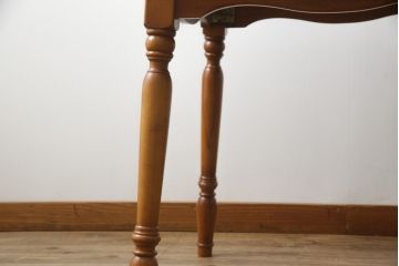 中古　横浜ダニエル(daniel)　アーリーアメリカンシリーズ　幕板と挽き物脚の凝ったデザインが目を惹く丸テーブル(ラウンドテーブル、2人掛け、ダイニングテーブル)(R-068592)
