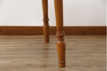 中古　横浜ダニエル(daniel)　アーリーアメリカンシリーズ　幕板と挽き物脚の凝ったデザインが目を惹く丸テーブル(ラウンドテーブル、2人掛け、ダイニングテーブル)(R-068592)