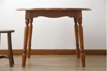 中古　横浜ダニエル(daniel)　アーリーアメリカンシリーズ　幕板と挽き物脚の凝ったデザインが目を惹く丸テーブル(ラウンドテーブル、2人掛け、ダイニングテーブル)(R-068592)