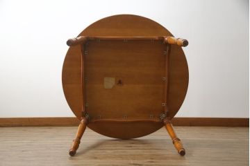 中古　横浜ダニエル(daniel)　アーリーアメリカンシリーズ　幕板と挽き物脚の凝ったデザインが目を惹く丸テーブル(ラウンドテーブル、2人掛け、ダイニングテーブル)(R-068592)