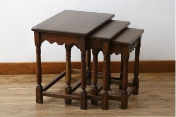 ヨーロッパアンティーク　重厚!!　オーク材　凝った作りとデザインが目を引くネストテーブル(サイドテーブル、カフェテーブル、コーヒーテーブル)(R-068594)
