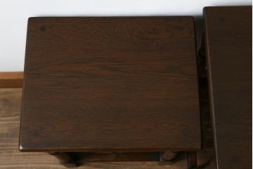 ヨーロッパアンティーク　重厚!!　オーク材　凝った作りとデザインが目を引くネストテーブル(サイドテーブル、カフェテーブル、コーヒーテーブル)(R-068594)