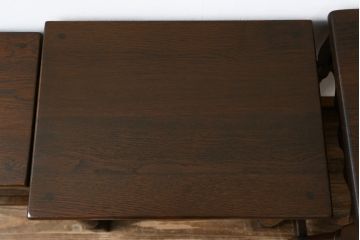 ヨーロッパアンティーク　重厚!!　オーク材　凝った作りとデザインが目を引くネストテーブル(サイドテーブル、カフェテーブル、コーヒーテーブル)(R-068594)