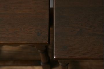 ヨーロッパアンティーク　重厚!!　オーク材　凝った作りとデザインが目を引くネストテーブル(サイドテーブル、カフェテーブル、コーヒーテーブル)(R-068594)