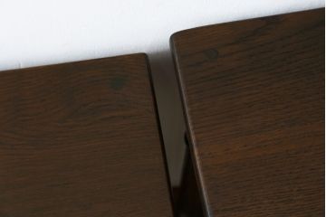 ヨーロッパアンティーク　重厚!!　オーク材　凝った作りとデザインが目を引くネストテーブル(サイドテーブル、カフェテーブル、コーヒーテーブル)(R-068594)