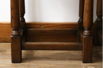 ヨーロッパアンティーク　重厚!!　オーク材　凝った作りとデザインが目を引くネストテーブル(サイドテーブル、カフェテーブル、コーヒーテーブル)(R-068594)