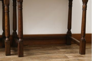 ヨーロッパアンティーク　重厚!!　オーク材　凝った作りとデザインが目を引くネストテーブル(サイドテーブル、カフェテーブル、コーヒーテーブル)(R-068594)